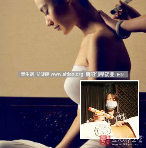 足三里穴是位于外膝的下3寸、脛骨外側(cè)一橫指左右的位置，艾灸10-15分鐘即可，需堅(jiān)持一段時(shí)間，很快可以看到祛濕的效果。